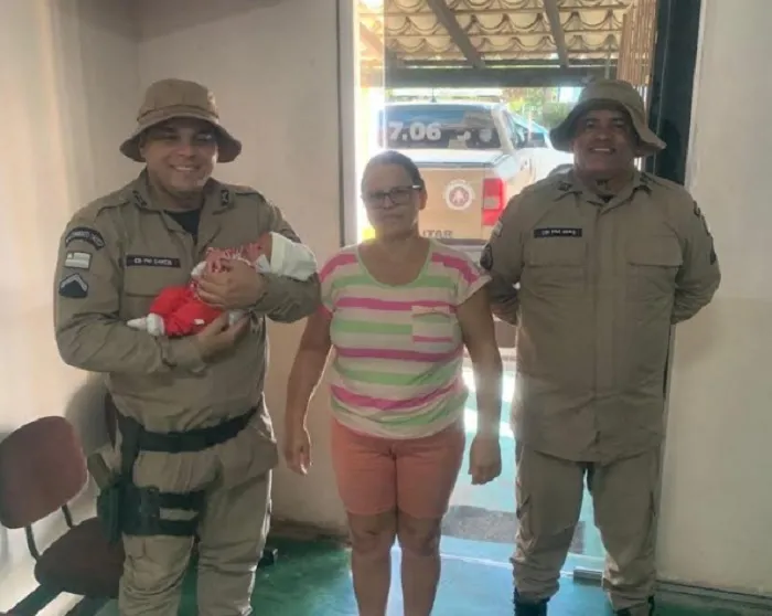 Agentes da PRE salvam recém-nascido engasgado com leite materno em Porto Seguro