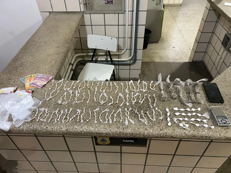 Mulher é presa com grande quantidade de drogas no bairro Beira Rio, em Itamaraju