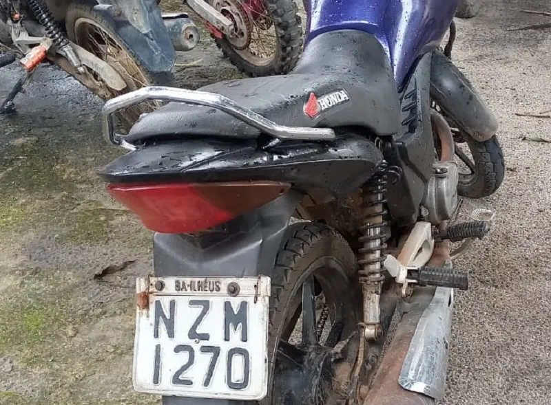 Polícia prende foragido e recupera moto roubada no Bairro São Sebastião, em Prado