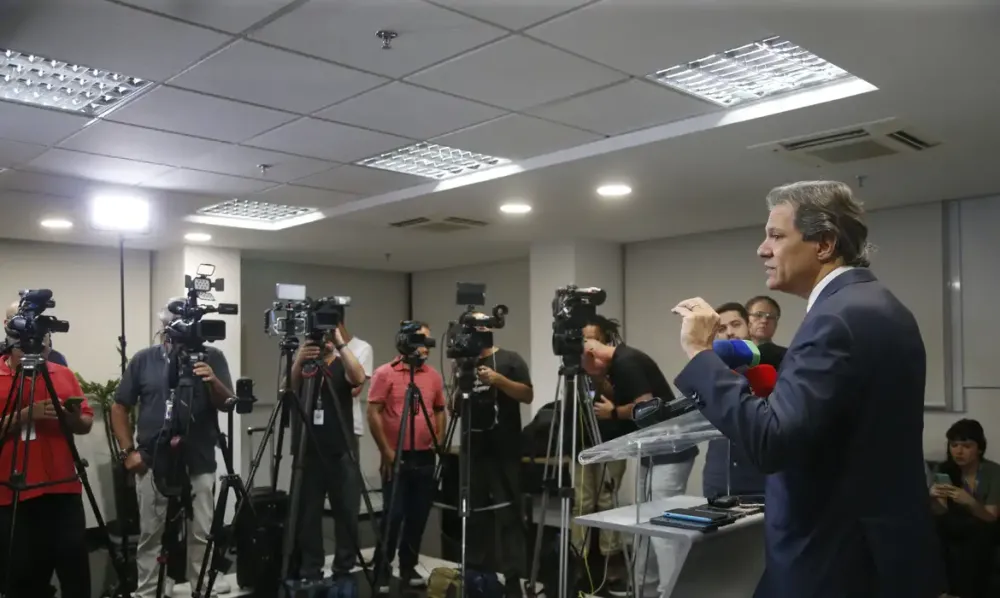 Tesouro dos EUA busca diálogo com Haddad após tarifaço de Trump contra exportações brasileiras