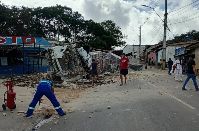 Carreta desgovernada atinge posto de combustível e assusta moradores em Itamaraju