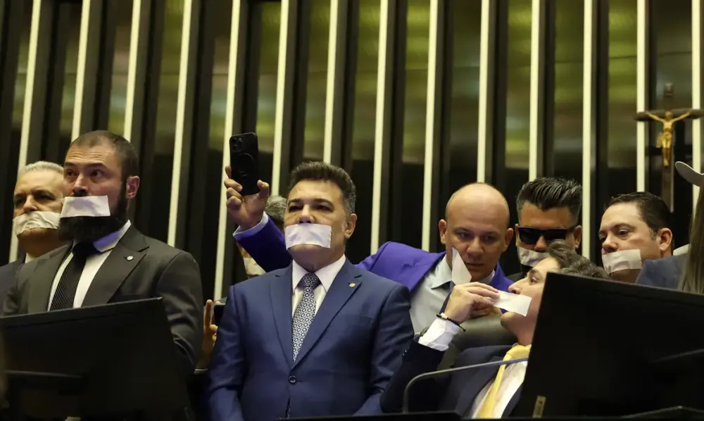 Oposição ocupa plenários do Congresso em protesto contra prisão de Bolsonaro