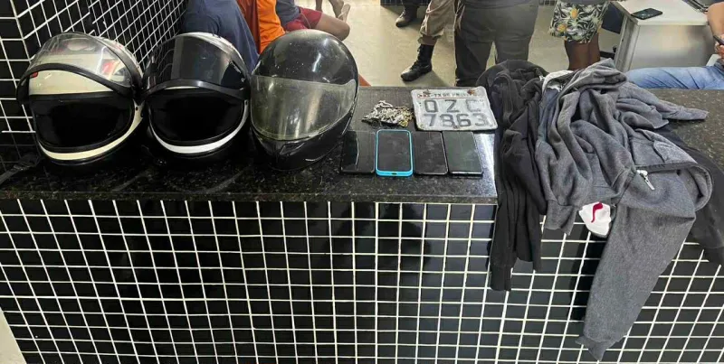 Polícia Militar age rápido, recupera moto roubada e apreende suspeitos de assalto em Itamaraju