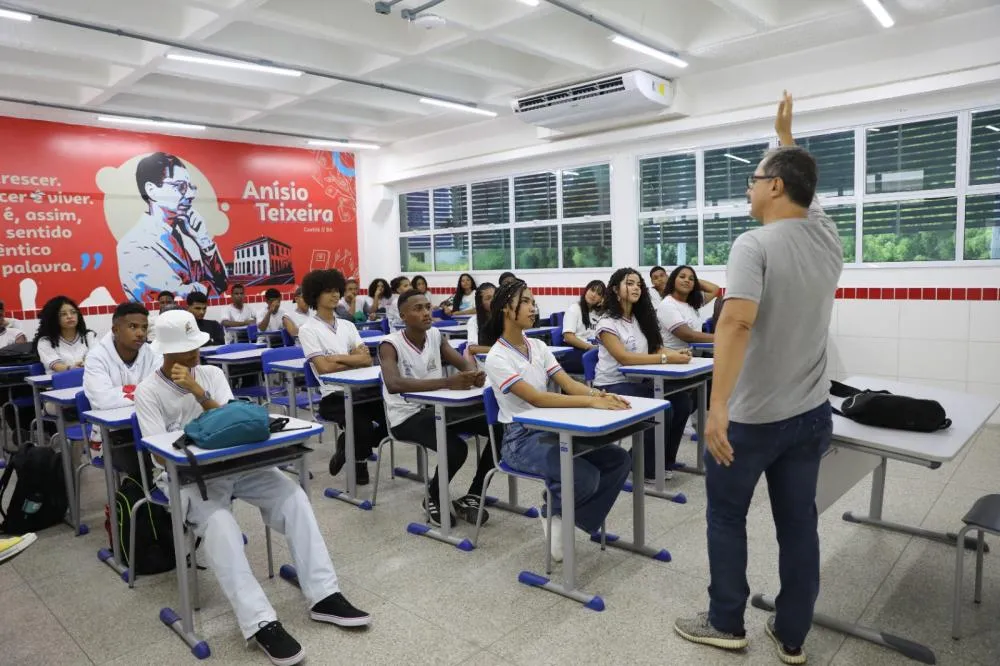 SEC lança curso que garante avanço na carreira de educadores da rede estadual