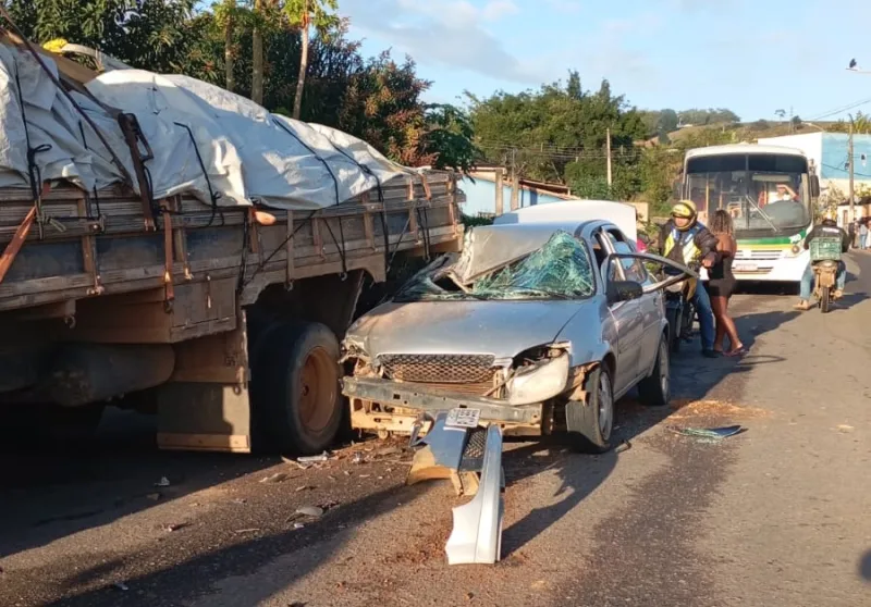 Carro fica preso na traseira de caminhão em acidente no Bairro São Bernardo, Itamaraju