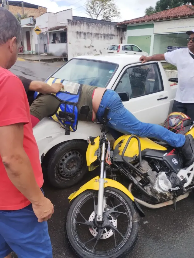 Mototaxista fica ferido em colisão com carro no centro de Itamaraju