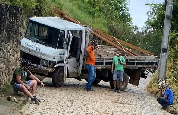 Caminhão perde freio e causa susto em ladeira perigosa