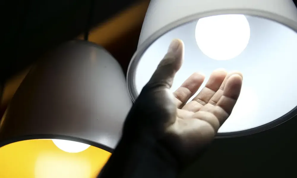 Conta de luz continua cara em setembro com bandeira vermelha patamar 2