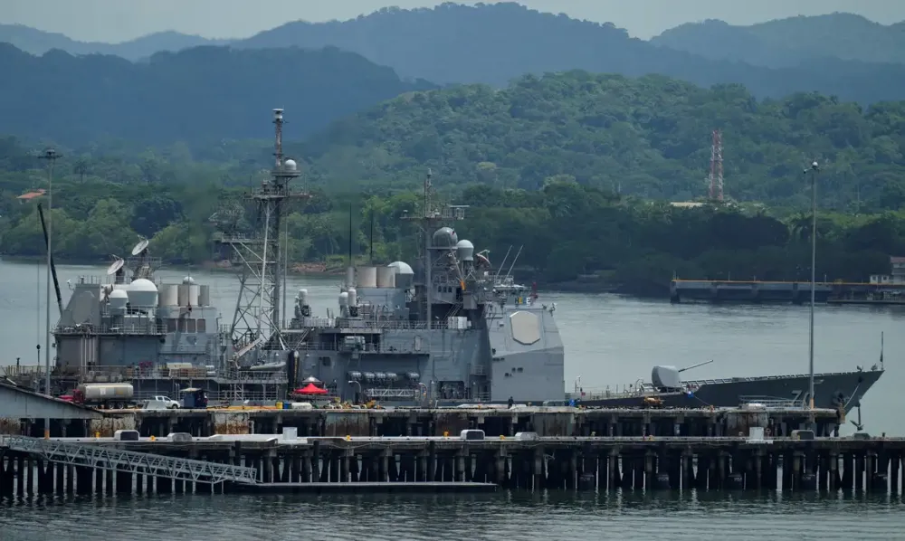 Navio de guerra dos EUA cruza Canal do Panamá em direção ao Caribe