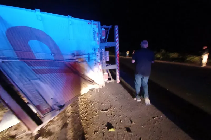 Acidente na BR-101 em Teixeira de Freitas deixa idoso ferido e carga saqueada