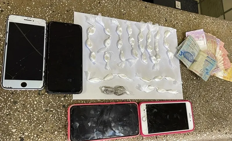 Polícia Militar prende dois suspeitos de tráfico de drogas em Duque de Caxias, Teixeira de Freitas