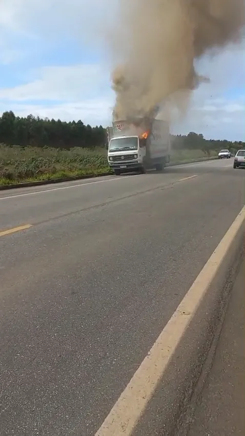 Caminhão da Simonetti é destruído por incêndio na BR-101, entre Teixeira e Itamaraju