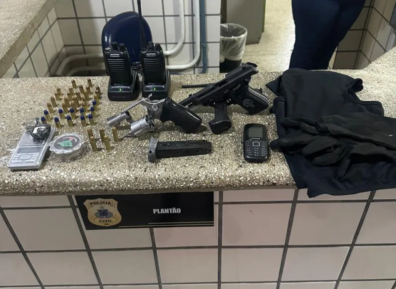Polícia Militar apreende armas, drogas e munições em Teixeira de Freitas; dois homens são presos