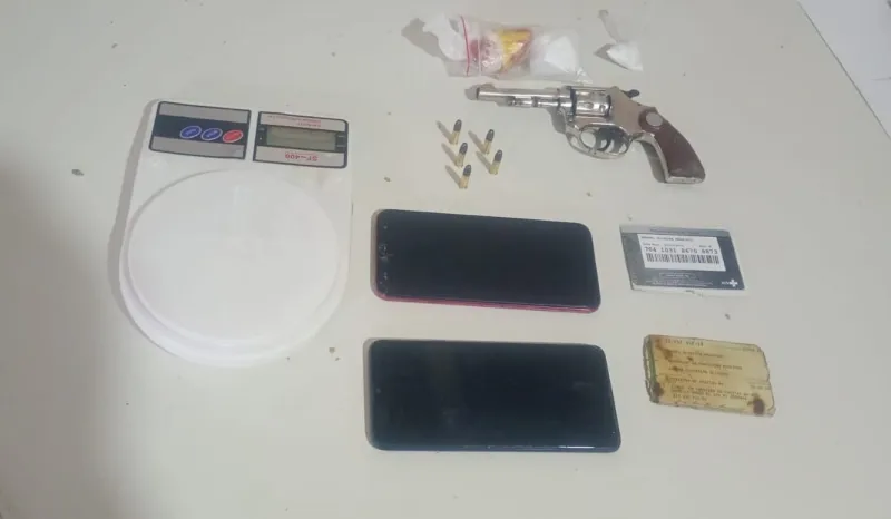Polícia Militar prende homem por tráfico de drogas e porte ilegal de arma em Alcobaça
