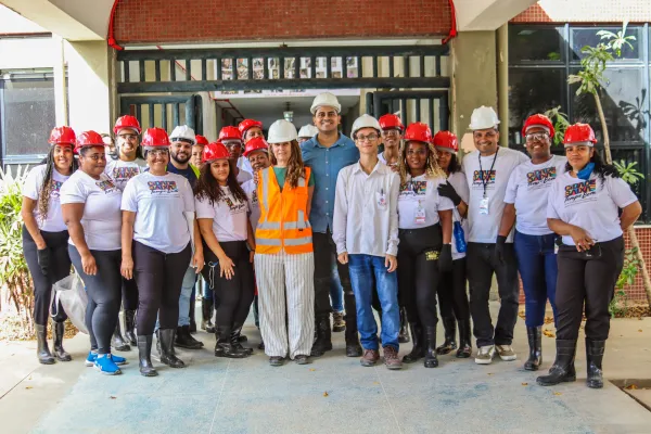 Canteiro de obras vira sala de aula em curso de construção civil para mulheres