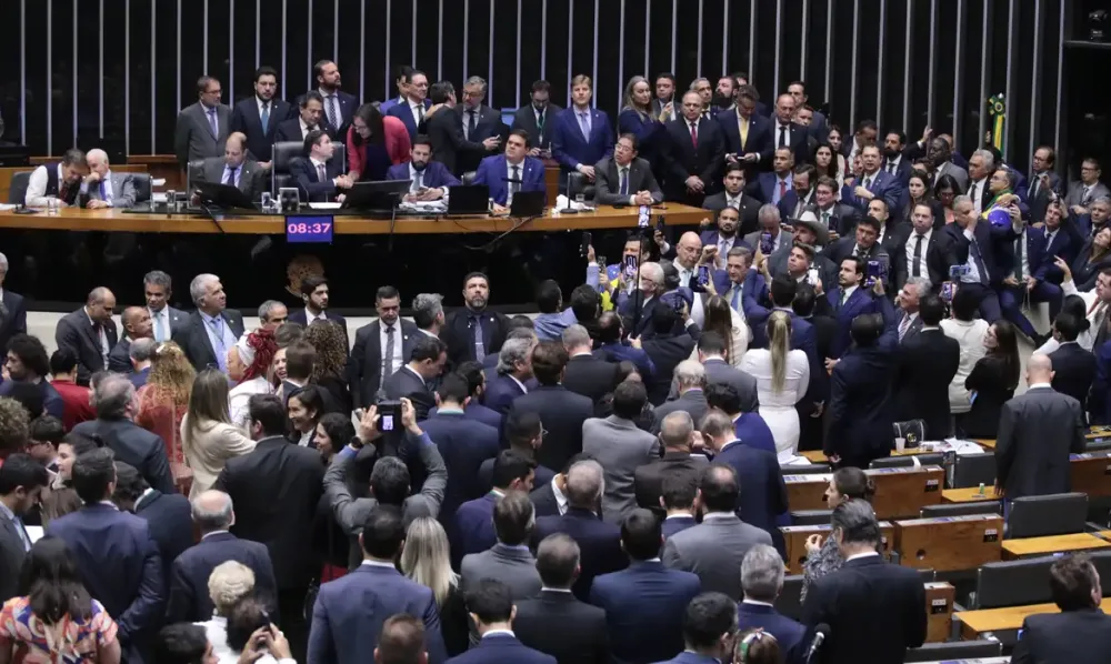Câmara acelera tramitação de projeto de anistia a participantes do 8/1