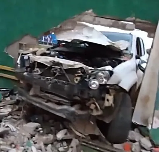 Caminhonete colide com muro de motel e fica destruída em Teixeira de Freitas