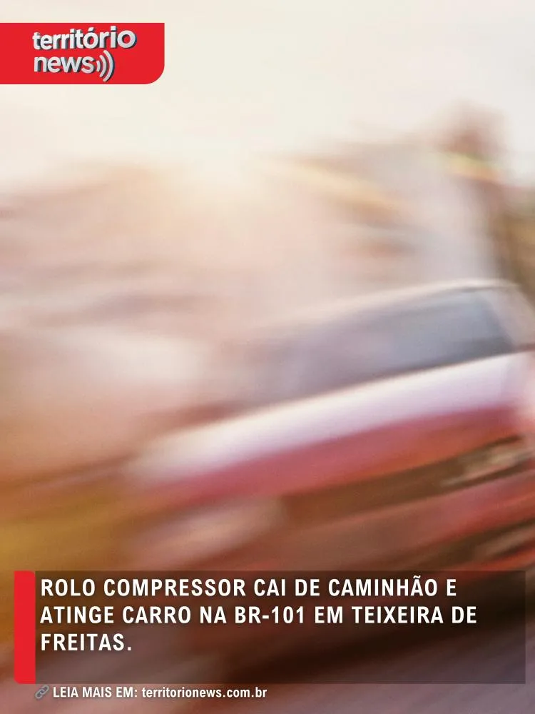 Rolo compressor cai de caminhão e atinge carro na BR-101 em Teixeira de Freitas
