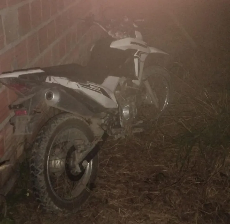 PM localiza motocicleta roubada escondida em matagal no bairro Recanto das Árvores, em Eunápolis