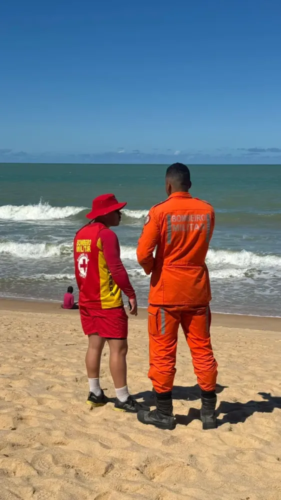Turista mineiro desaparece no mar de Prado; bombeiros mantêm buscas intensas