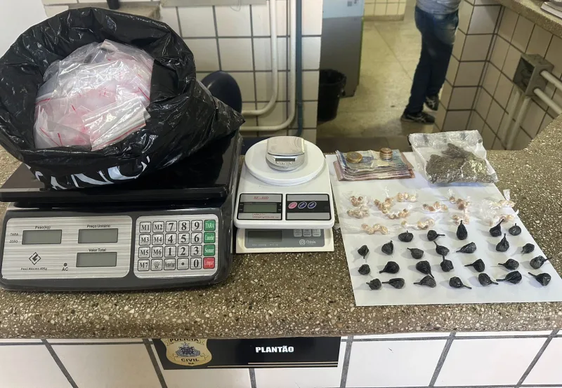 Polícia Militar apreende drogas e materiais usados no tráfico em Teixeira de Freitas
