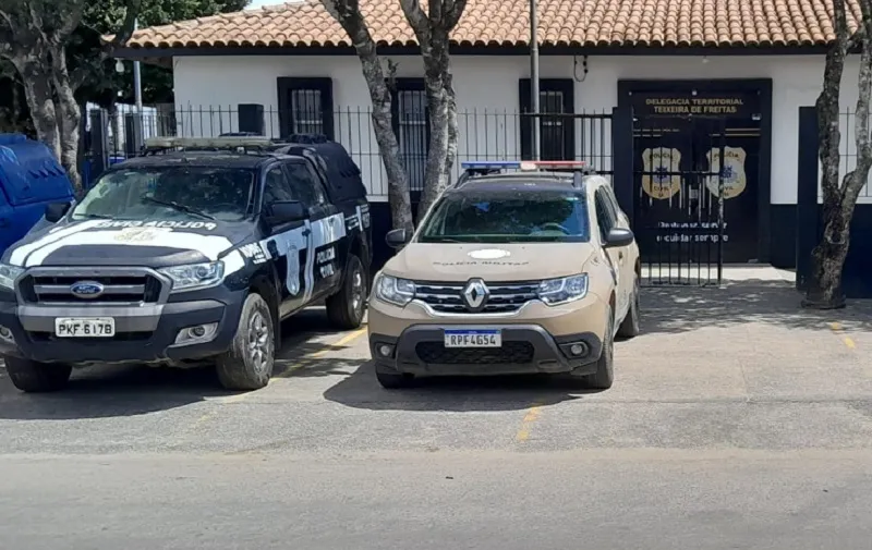Briga por fila de banheiro termina com mulher presa após quebrar espelho e tentar atacar outra em Teixeira de Freitas