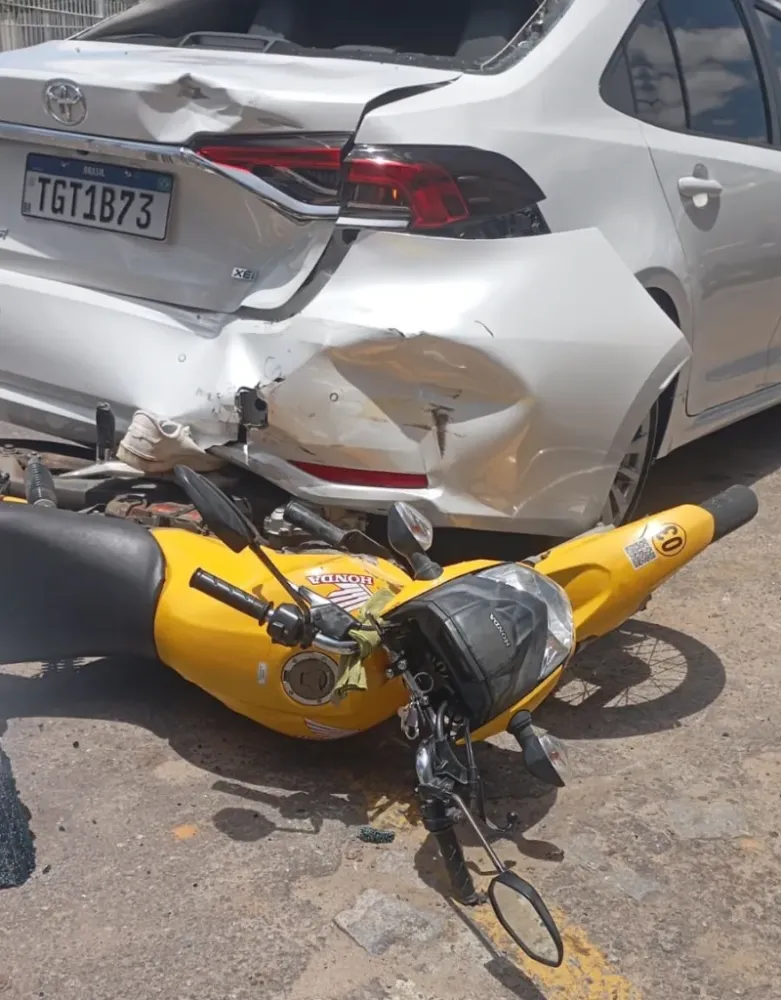 Mototaxista fica ferido após colisão com Corolla em Itamaraju