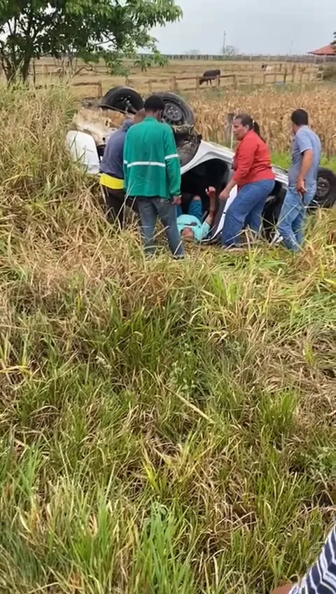 Capotamento na BA-290 deixa três feridos; ex-vereador de Itanhém conduzia o veículo