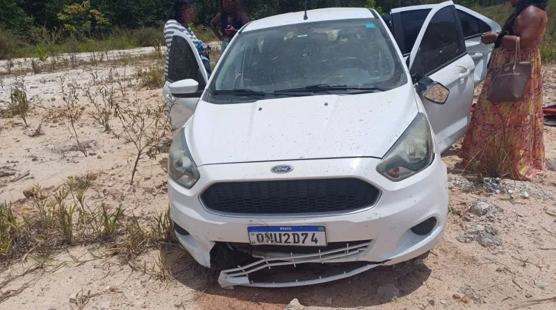 Motorista capota carro após desviar de cachorro e mulher fica gravemente ferida na BR-418, em Nova Viçosa