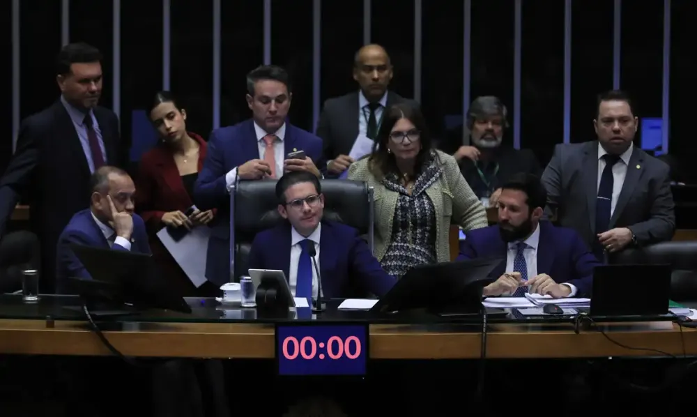 Câmara aprova projeto que flexibiliza licenciamento ambiental e gera críticas de ambientalistas