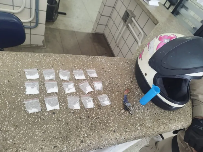 Jovem é detido por tráfico de drogas durante perseguição policial em Teixeira de Freitas