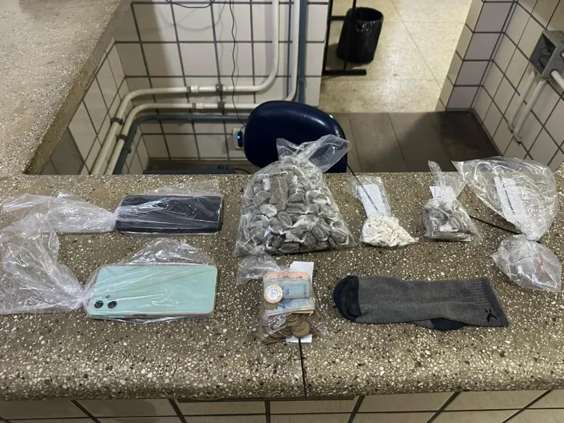 Três pessoas são detidas por tráfico de drogas em Itamaraju