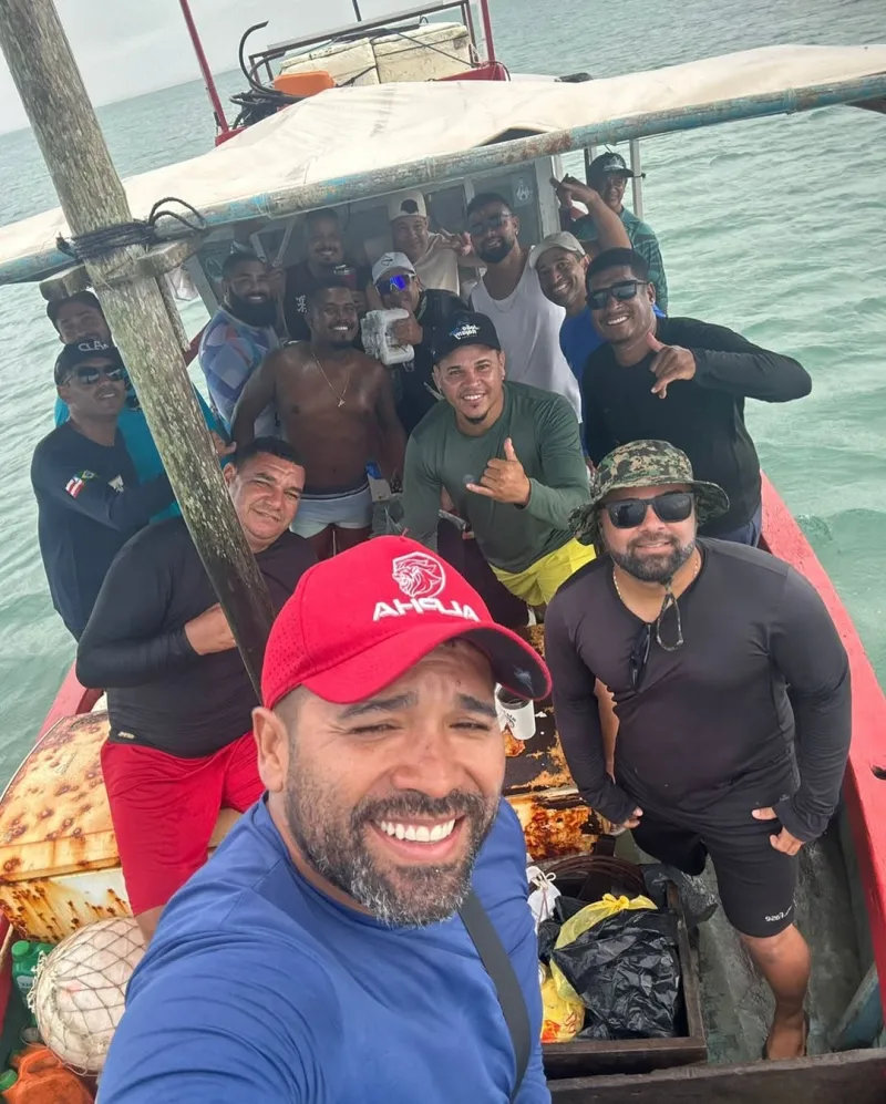 Amigos resgatam pescadores após naufrágio em Guaratiba