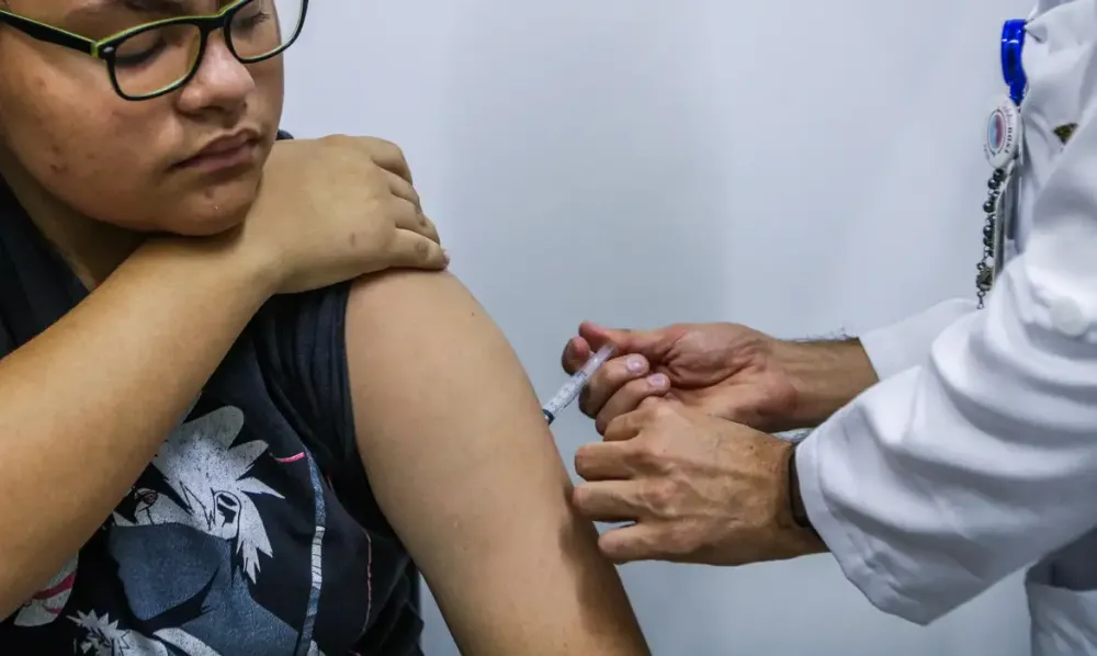 Adolescentes de 15 a 19 anos têm prazo ampliado para vacinação contra o HPV