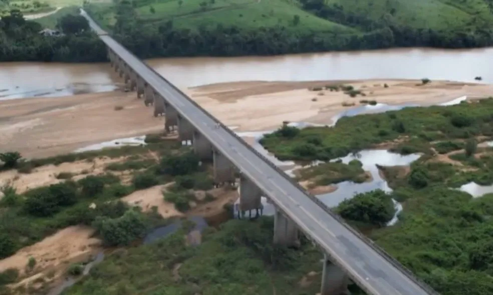 DNIT volta a proibir circulação de veículos pesados na ponte do Rio Jequitinhonha