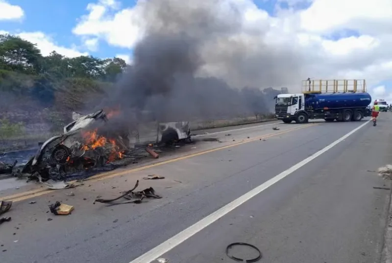 Colisão na BR-101 em Mucuri resulta em dez mortes