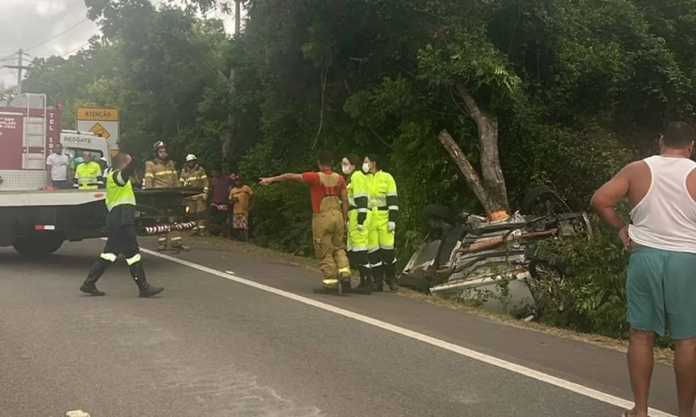Quatro pessoas morrem após carro capotar e atingir árvore na BA-099, em Camaçari