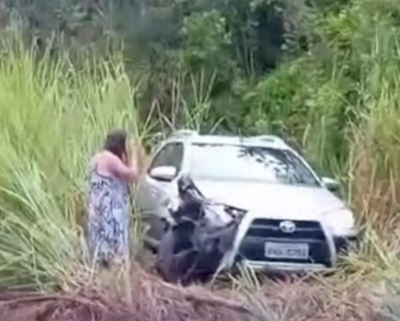 Motorista perde controle e carro atinge poste às margens da BA-290 em Teixeira de Freitas