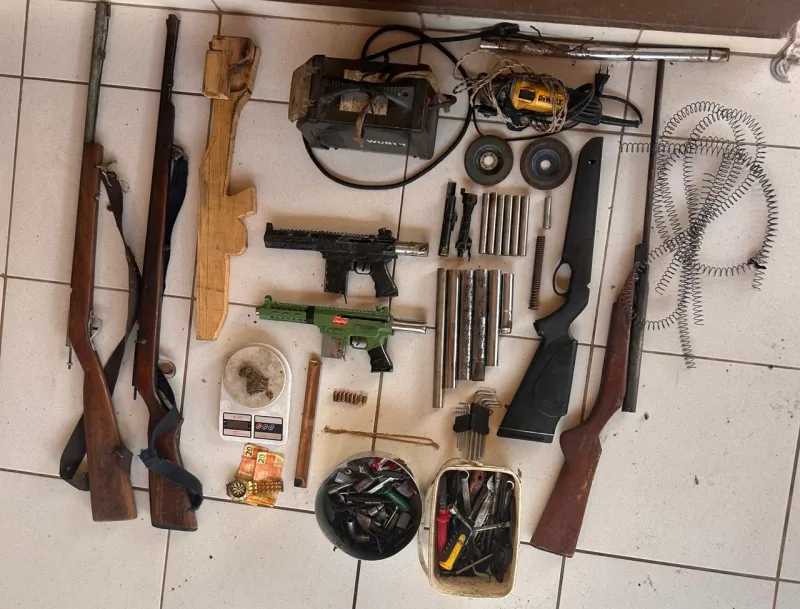 Oficina clandestina de submetralhadoras é fechada pela polícia em Alcobaça