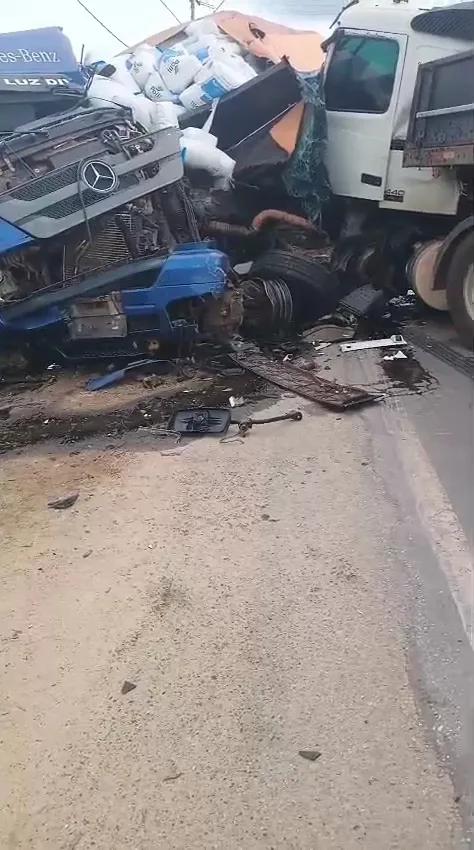Colisão entre carretas deixa feridos e causa destruição na BR-101, em Itabatã