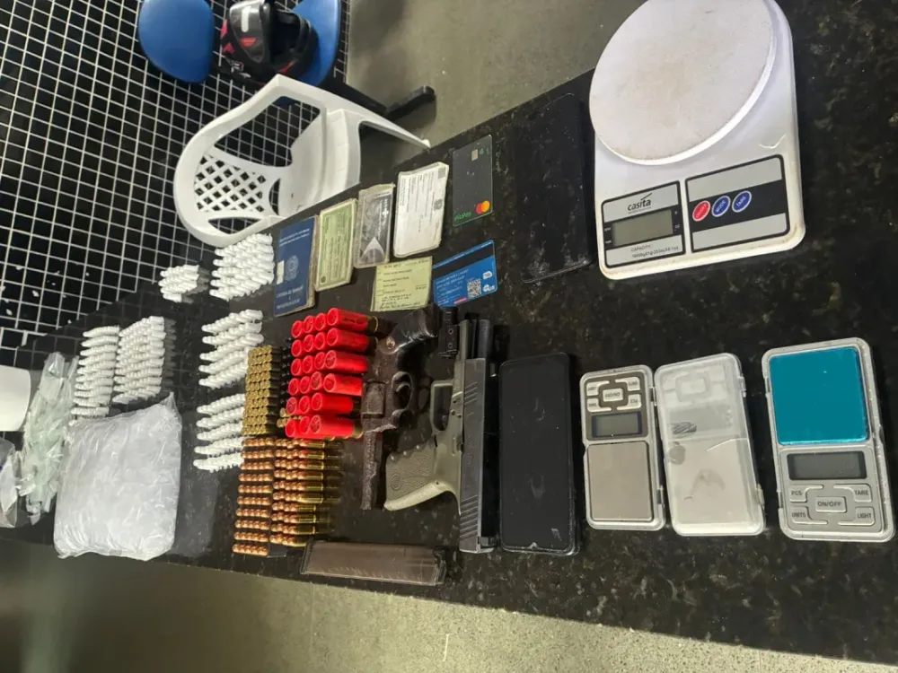 Homem é preso com armas e grande quantidade de cocaína em Itamaraju após denúncia anônima