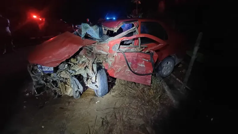 Motorista morre após colisão entre carro e carreta na BR-418, em Nova Viçosa