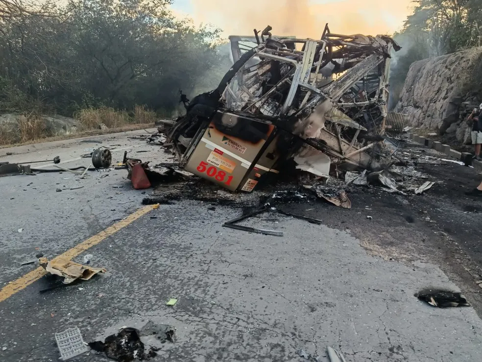 Grave acidente entre ônibus e carreta deixa mortos e feridos na BR-251, no Norte de Minas