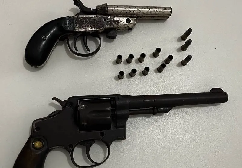 SUSPEITOS FOGEM PELO MANGUE E ABANDONAM ARMAS DURANTE AÇÃO POLICIAL EM ALCOBAÇA