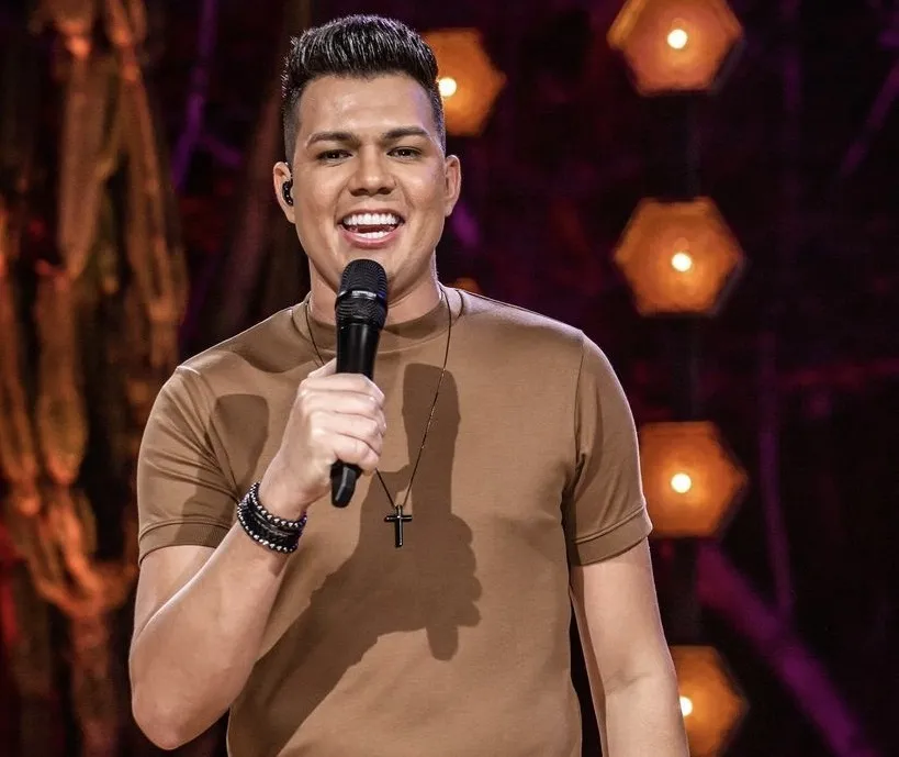 Vitor Fernandes sobe ao palco à meia-noite deste sábado no 32º Arraiá da Curindiba, em Vereda
