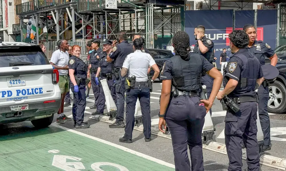 Ao menos oito pessoas, incluindo quatro crianças, são baleadas em Nova York durante feriado da Independência