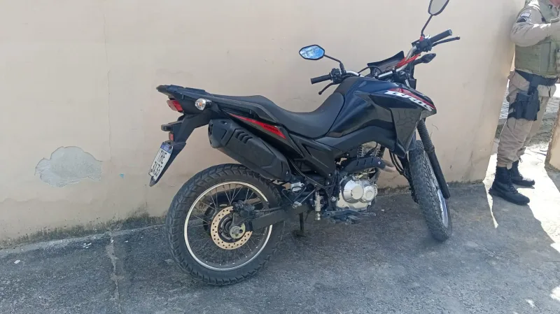 Operação da PM resulta em prisão e recuperação de motocicleta furtada em Itabatã