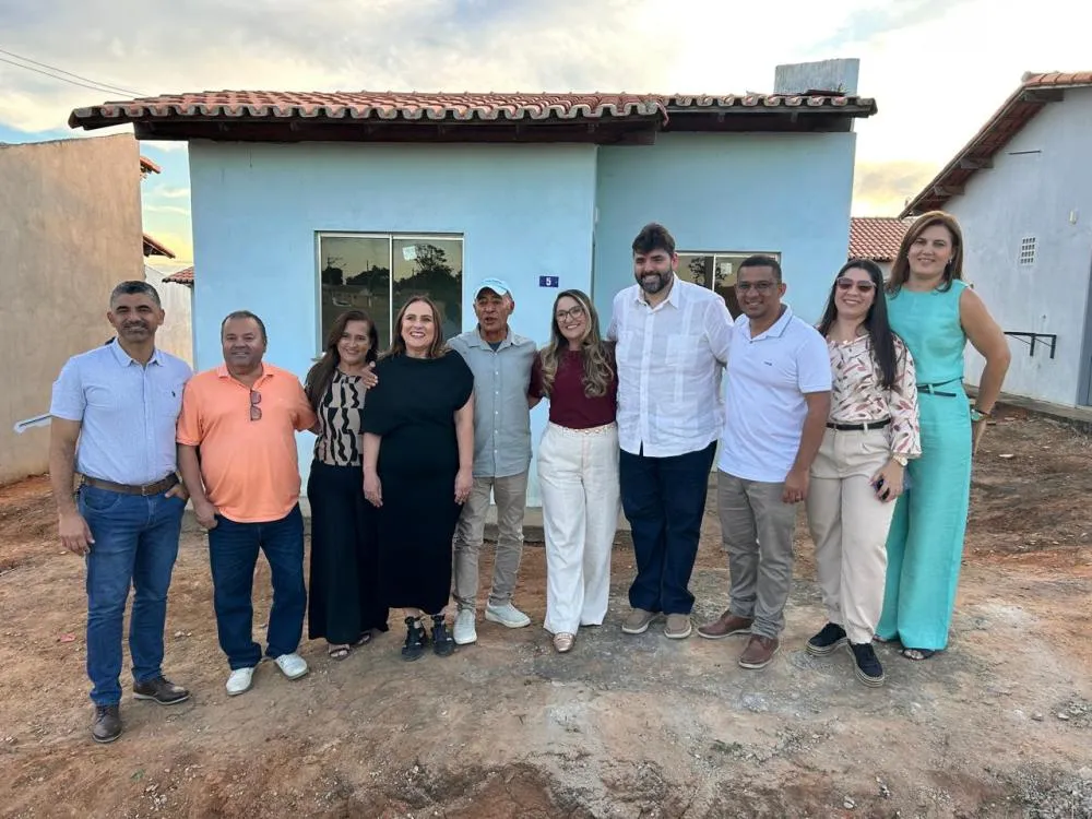 Governo do Estado entrega casas populares e novos espaços esportivos à população