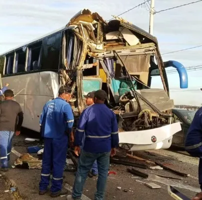 Colisão entre ônibus e caminhão deixa 17 trabalhadores feridos em Camaçari
