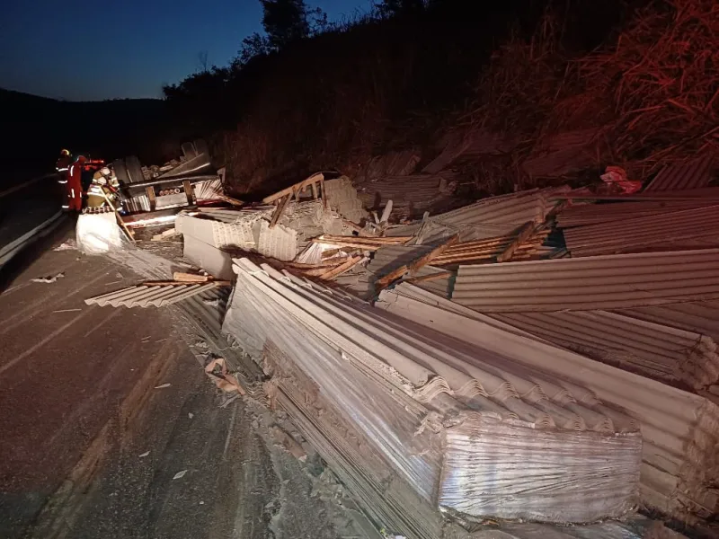 Caminhão carregado de telhas tomba na BR-101, em Prado, e motorista sofre lesões graves